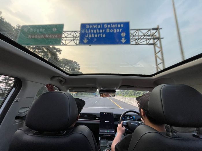 Bagian interior Jaecoo J5 EV dengan hadirnya Panoramic Roof terkesan mewah dan luas sangat terasa