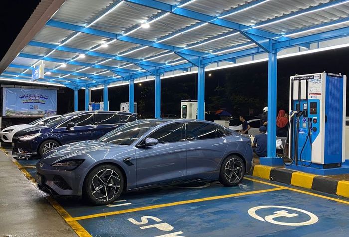 ilustrasi mobil listrik sedang mengisi daya di SPKLU