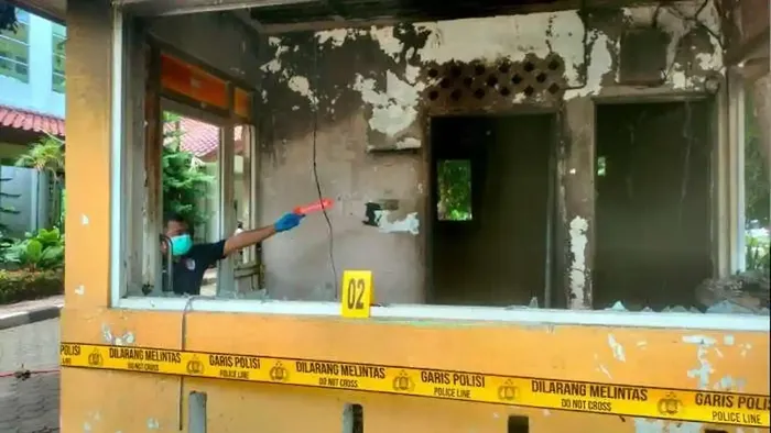 Pos Satpam yang ikut terbakar dalam bentrok dua kubu mahasiswa fakultas Pertanian Vs Teknik di Universitas Syiah Kuala (USK), Aceh