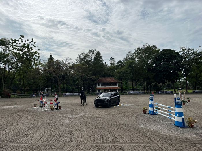 SUV ladder frame bermesin diesel ini tampil dengan identitas visual serba hitam tanpa aksen krom, sekaligus menjadi varian paling sangar di keluarga Tank 500 Diesel.
