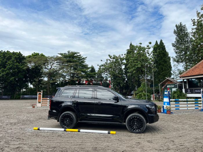 SUV ladder frame bermesin diesel ini tampil dengan identitas visual serba hitam tanpa aksen krom, sekaligus menjadi varian paling sangar di keluarga Tank 500 Diesel.