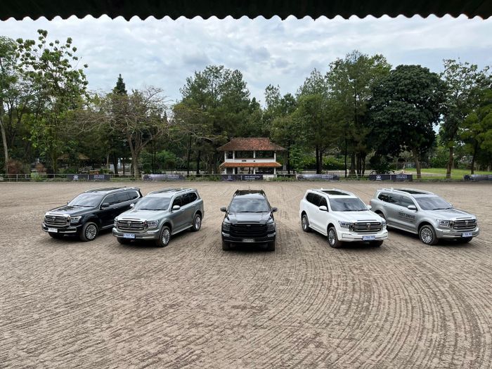 SUV ladder frame bermesin diesel ini tampil dengan identitas visual serba hitam tanpa aksen krom, sekaligus menjadi varian paling sangar di keluarga Tank 500 Diesel.