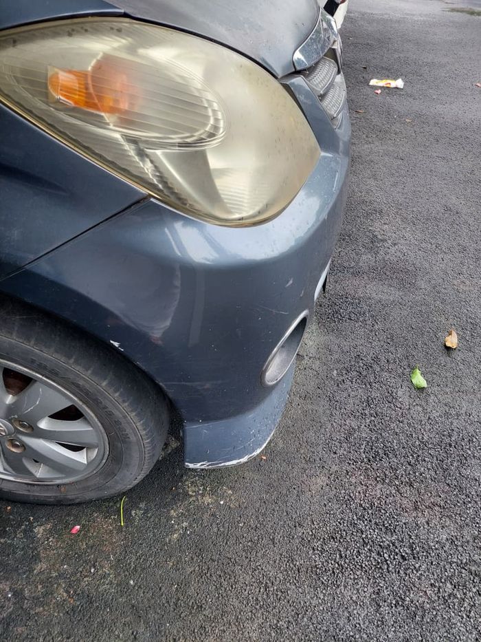 Kondisi bumper depan Toyota Avanza 1.5 S 2010 masih utuh meski ada beberapa baret dan headlamp menguning perlu poles