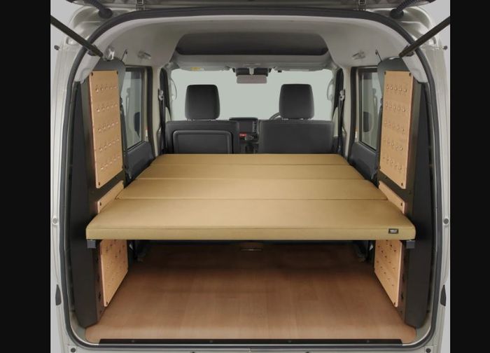 detail ruang kargo pada Nissan Clipper Van Multi Rack