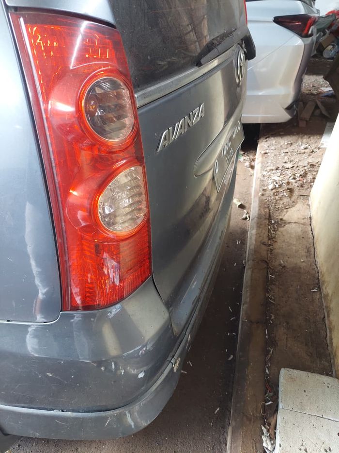 Tampak belakang Toyota Avanza 1.5 S 2010 yang dilelang mulai Rp 51,26 juta masih utuh hanya perlu sentuhan salon dan detailing