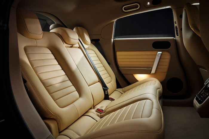 Interior belakang Ferrari Luce juga simpel, jadi sedan 5-door pertama Ferrari.