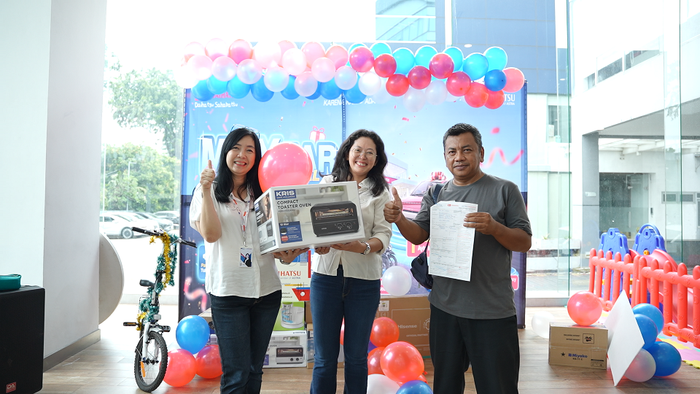 Salah satu pemenang Luck Draw Oven di Daihatsu Kumpul Sahabat Serentak di Dealer Seluruh Indonesia