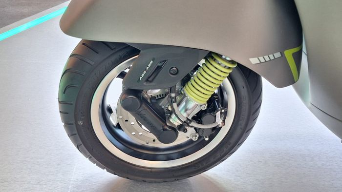 Vespa GTS Super Tech 250 sudah dilengkapi dengan ABS Dual-Channel dan Anti-Slip Regulation (ASR)