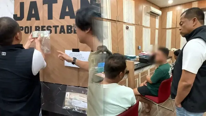 Kapolrestabes Surabaya, Kombes pol Luthfie Sulistiawan saat menginterogasi para pelaku pembuat STNK Palsu asal Pasuruan, Jawa Timur