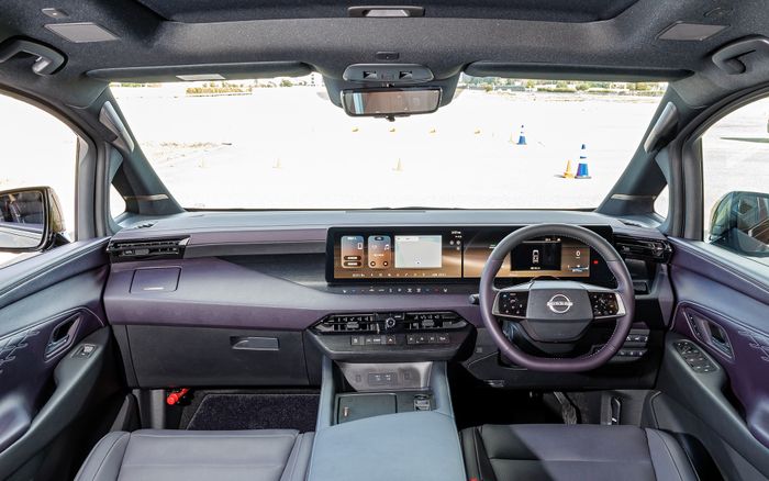 Interior depan Nissan Elgrand terbaru.