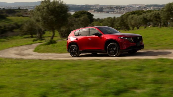 Secara desain, Mazda CX-5 terbaru masih mirip sebelumnya, tapi dengan proporsi lebih besar.