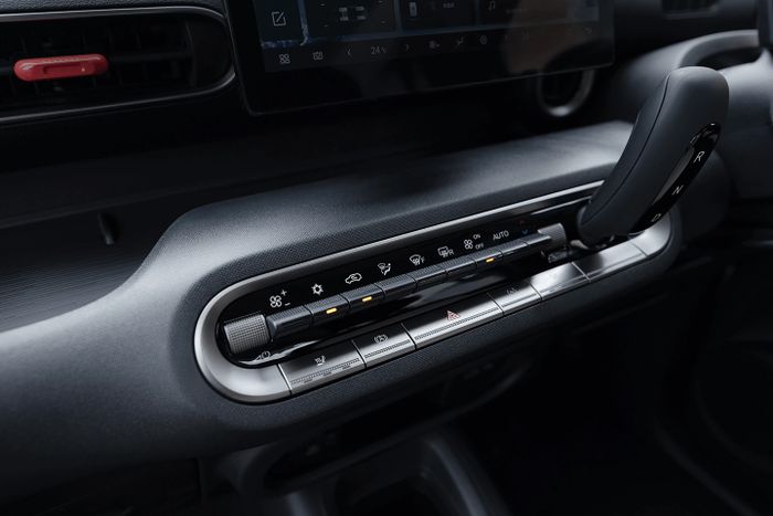 Panel AC BYD Racco, masih banyak kontrol manual dan dibentuk membulat imut.