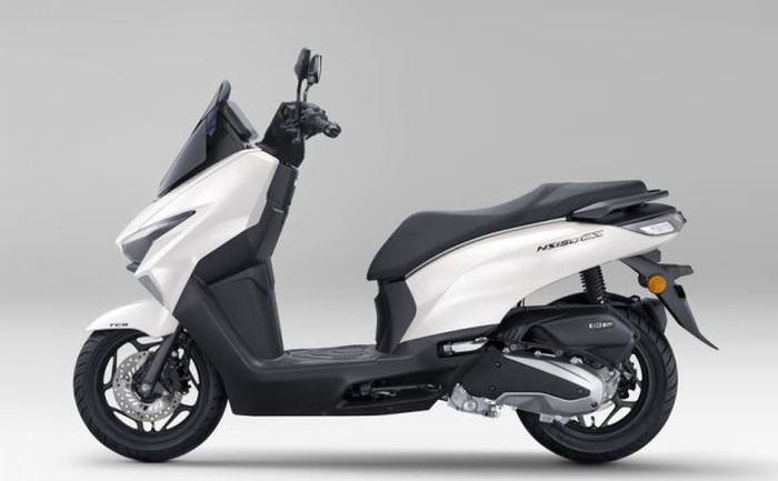 Honda NS150ES punya konfigurasi dek rata sehingga lebih praktis