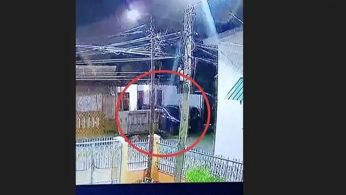 Rekaman CCTV aksi pencurian Toyota Avanza milik sopir taksi online di Jalan Mawar, Helvetia Tengah, Medan Helvetia, kota Medan, (27/5/26) dini hari dan pelaku minta tebusan Rp 65 juta