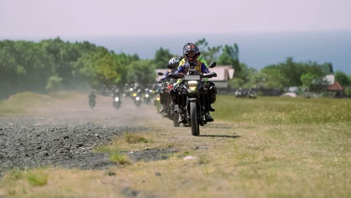 Dalam touring kali ini, para peserta menempuh perjalanan hampir 450 kilometer dengan beragam kondisi jalan.