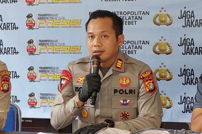 Kapolsek Tebet, AKP Ischak saat konferensi pers penangkapan pelaku pencurian motor bekas modus test ride jaminkan Iphone 17 Pro Max KW