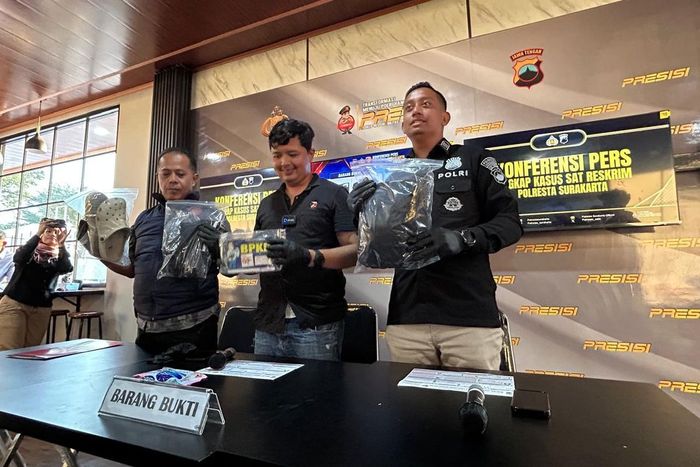 Penunjukan barang bukti pencurian Honda Supra X 125 milik tetangga sendiri di Joyosudiran, Semanggi, Pasar Kliwon, Solo, Jawa Tengah oleh Polresta Solo