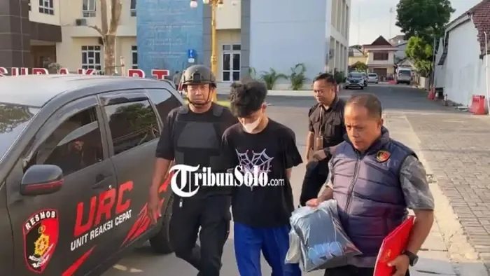 FHP (21) pemuda yang mencuri Honda Supra X 125 milik Sukadi yang tak lain tetangga dekat rumah di kampung Joyosudiran, Semanggi, Pasar Kliwon, Solo, Jawa Tengah