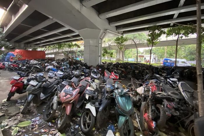 Ratusan motor dari kasus kecelakaan lalu lintas yang bertumpuk di kolong flyover Tanjung Barat, Jakarta Selatan