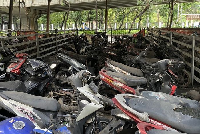 Tampak ratusan motor yang tak terurus dari kasus kecelakaan lalu lintas yang teronggok di kolong flyover Tanjung Barat, Jakarta Selatan