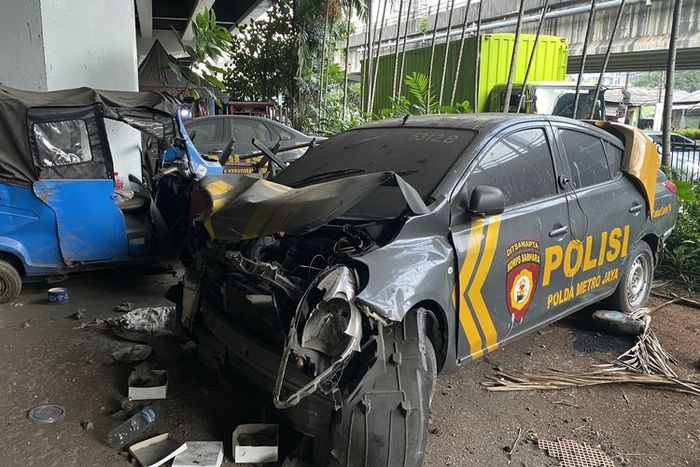Salah satu mobil patroli Sat Sabhara yang remuk dari kasus kecelakaan teronggok di kolong flyover Tanjung Barat, Jakarta Selatan
