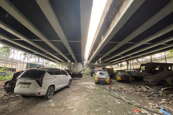 Mobil-mobil dari kasus kecelakaan dan lainnya yang teronggok di kolong flyover Tanjung Barat, Jakarta Selatan