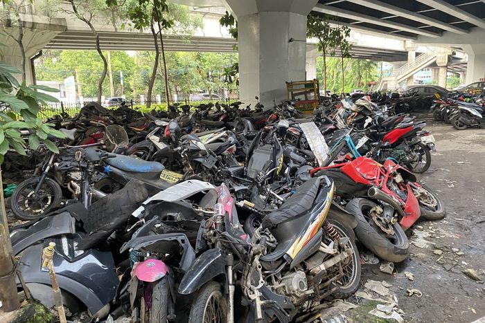 Ratusan motor dari kasus kecelakaan lalu lintas yang bertumpuk di kolong flyover Tanjung Barat, Jakarta Selatan, (26/5/26)
