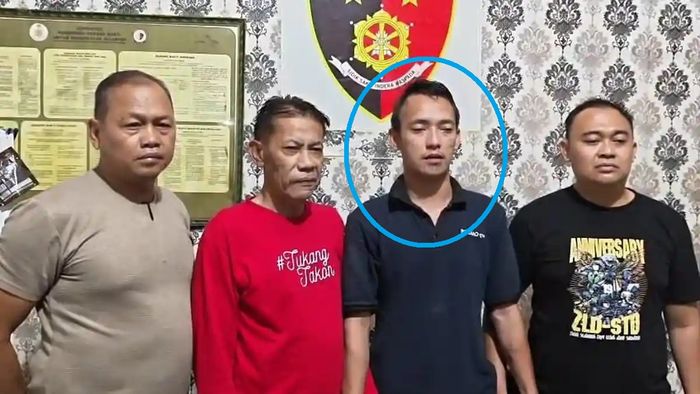 Dalam lingkaran biru, Nugroho Priyo Wicaksono yang membuat drama begal motor palsu di kawasan Makam Pahlawan Sidomukti, Kraksaan, Kabupaten Probolinggo, Jawa Timur.