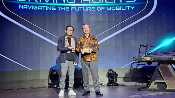 Kawasaki KLE 500 mendapatkan penghargaan Bike of The Year Otomotif Award 2026. Piala diserahkan   oleh  Bapak Harry Kristianto, selaku Deputy Managing Director Grid Network kepada Mr  Hitoshi Inoue,  President Director PT Kawasaki Motor Indonesia.