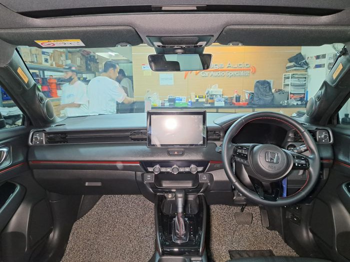 Tak hanya memamerkan produk, Mega Audio juga menyiapkan sesi diskusi dan konsultasi seputar audio mobil bersama para penggemar serta komunitas otomotif yang hadir.
