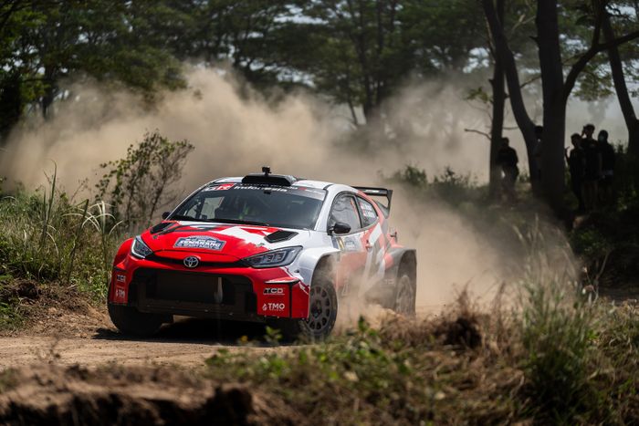 Duet pereli Ryan Nirwan dan navigator Adi Indiarto sukses finis sebagai juara pertama di kelas RC2 menggunakan GR Yaris Rally2.
