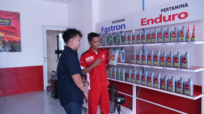 Pengendara yang mampir ke SPBU Pertamina di Jalan Ahmad Yani, Bekasi, kini tidak hanya bisa mengisi bahan bakar.