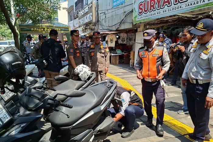 Operasi Penertiban Parkir liar oleh Dinas Perhubungan (Dishub) DKI Jakarta di trotoar kawasan Pecinan Glodok, Tamansari, Jakarta Barat