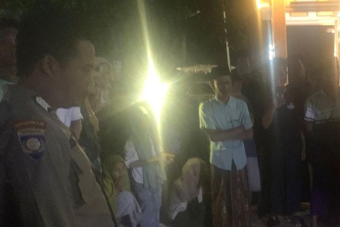 Warga dan Polisi mengamankan pelaku pencurian Honda PCX bekas modus jadi pembeli di Dusun Krajan I, Desa Kedungrejo, Kecamatan Winongan, Kabupaten Pasuruan, Jawa Timur