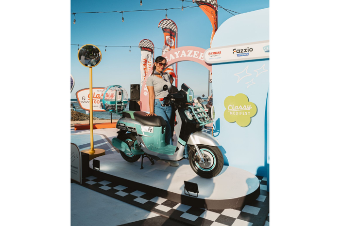 Pengunjung berfoto dengan salah satu motor yang dihadirkan panitia dalam acara Yamaha Classy Modifest 2026 Bali. 