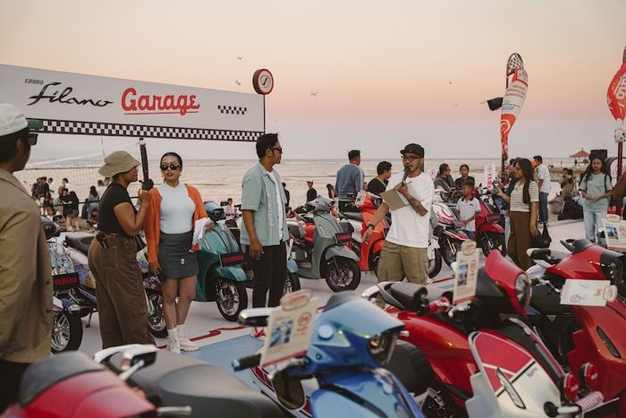 Suasana area Yamaha Classy Modifest 2026 Bali yang menampilkan berbagai karya modifikasi Yamaha Classy di tepi Pantai Sanur.