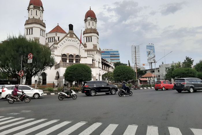 Ilustrasi motor dan mobil yang melintas di kota Semarang, Jawa Tengah 