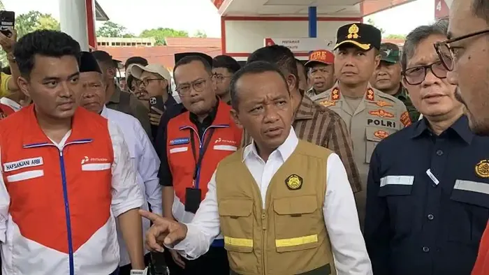 Menteri Energi dan Sumber Daya Mineral (ESDM), Bahlil Lahadaliasidak SPBU depan Lippo Plaza Buton, Kota Baubau, Sulawesi Tenggara (Sultra), Minggu (9/3/25)