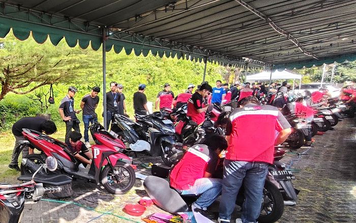 Servis gratis yang diselenggarakan di Lapangan Ole-Ole, Ngagel, Surabaya ini berhasil melayani 275 unit motor dan 25 unit mobil.