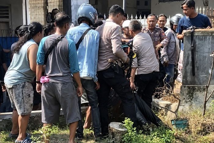 Proses evakuasi pelaku maling motor yang loncat ke sungai karena diamuk massa di desa Kedokan Agung, kecamatan Kedokan Bunder, Indramayu, Jawa Barat