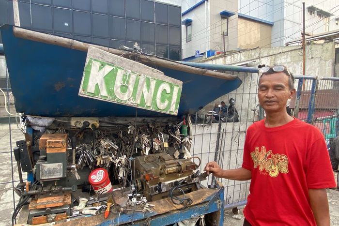 Eko, tukang duplikat kunci motor, mobil dan rumah memiliki lapak gerobak di tepi jalan raya Ragunan, Pasar Minggu, Jakarta Selatan