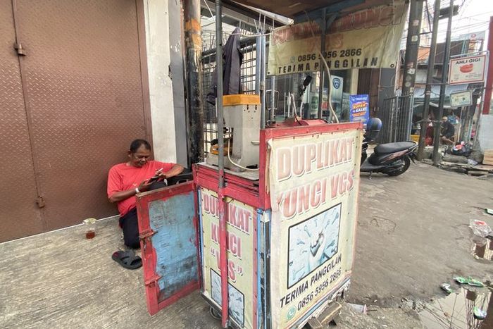Lapak lain jasa duplikat kunci motor, mobil dan rumah di jalan raya Ragunan, Pasar Minggu, Jakarta Selatan