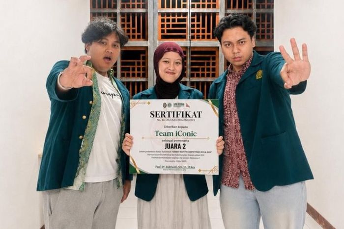 Mahesa Friemay Romadhoni, Muhammad Yasser Saputro, dan Rizky Miftah Alfiah, mahasiswa Teknik Industri ITB angkatan 2023 yang tergabung dalam Tim iConic