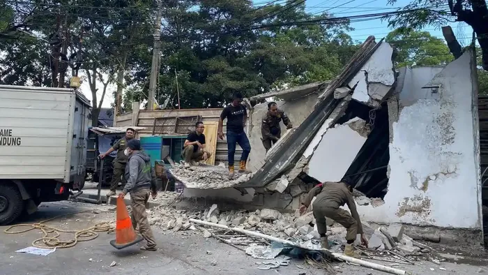 Satpol Kota Bandung membongkar garasi  yang berdiri di atas trotoar Jalan Ambon, Citarum, Bandung Wetan, Kota Bandung, Jawa Barat