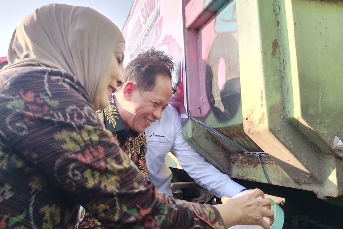 Bupati Kendal, Dyah Kartika Permanasari bersama Wakil Menteri Koordinator Bidang Pangan, Hanif Faisol Nurofiq mengisi Solar Petasol ke truk