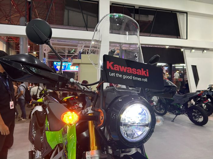 Kawasaki KLX150 XPL hadir dengan lampu bulat dan windshield yang panjang ke atas