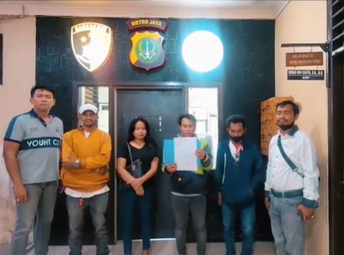 Proses penyelesaian debt collector cegat pemotor wanita di wilayah Pulogadung, Jakarta Timur berakhir damai di Polsek Pulogadung