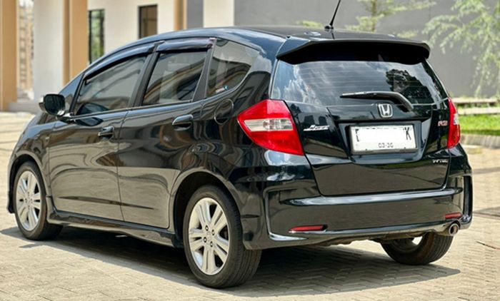Mobil bekas honda jazz  2012