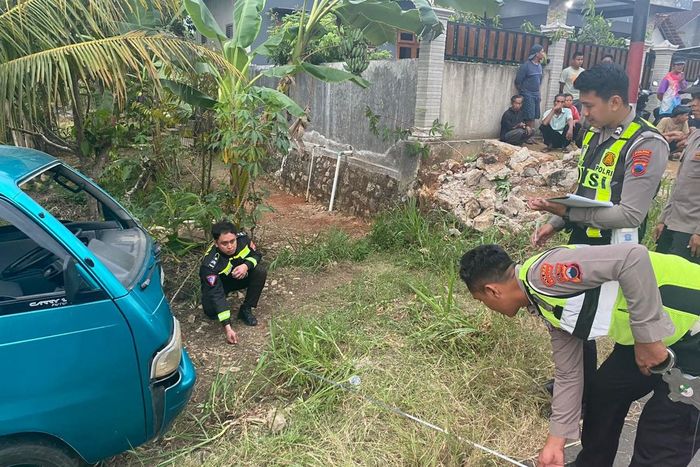 Polisi olah TKP kasus kecelakaan Suzuki Carry Futura tabrak lansia sedang mencangkul pekarangan di tepi Jalan Raya Nguntoronadi-Tirtomoyo, Desa Sendangmulyo, Kecamatan Tirtomoyo, Kabupaten Wonogiri, Jawa Tengah, (17/6/26).