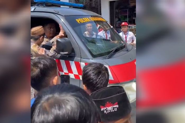 Petugas Polres Indramayu imbau warga kembalian uang yang dipungut dari aksi sebar uang tunai Rp 850 juta curian milik Agen BRILink di Kaliwedi, Cirebon
